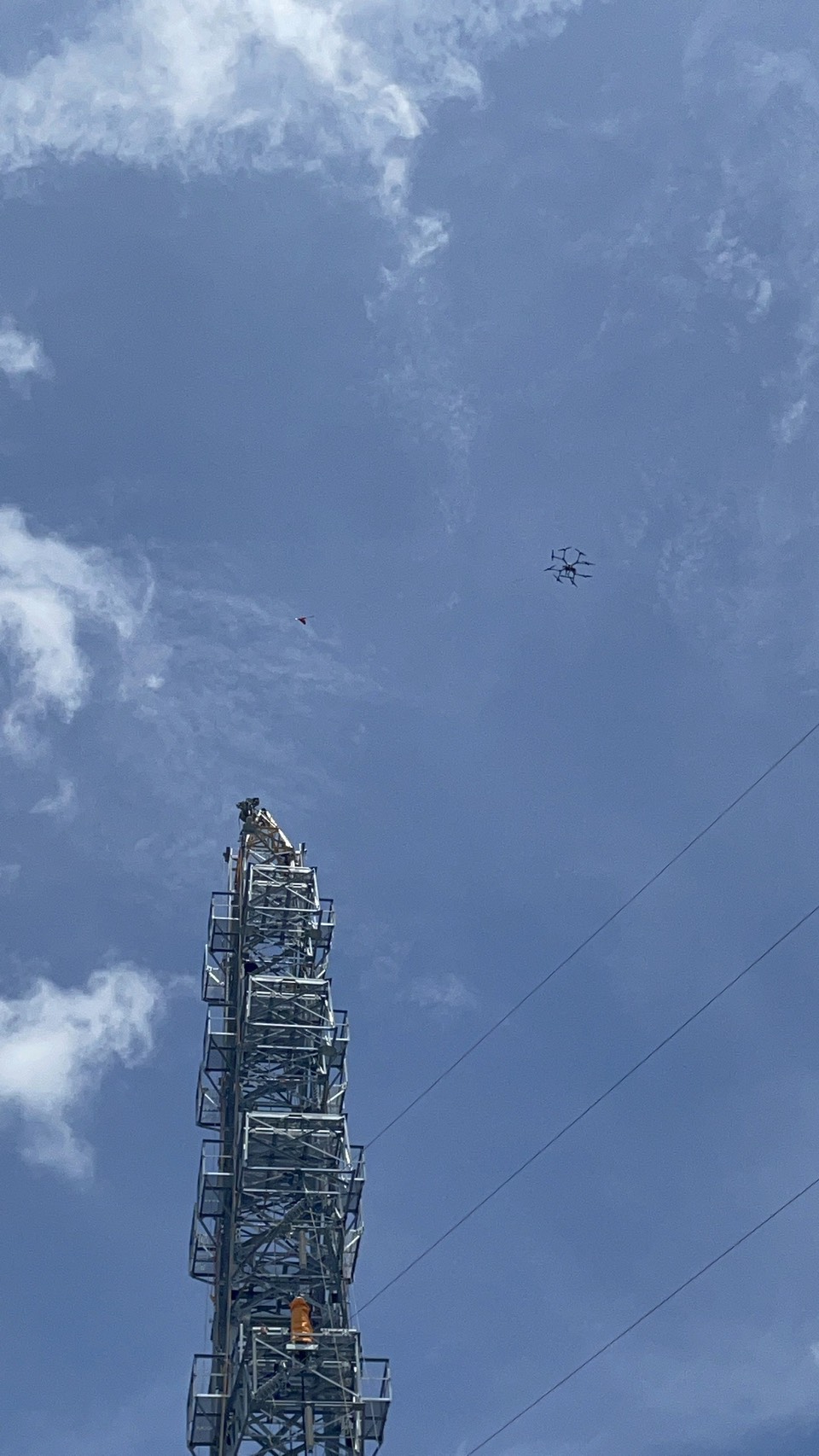 送電鉄塔とドローンを組み合わせた点検作業 人と機材の連携