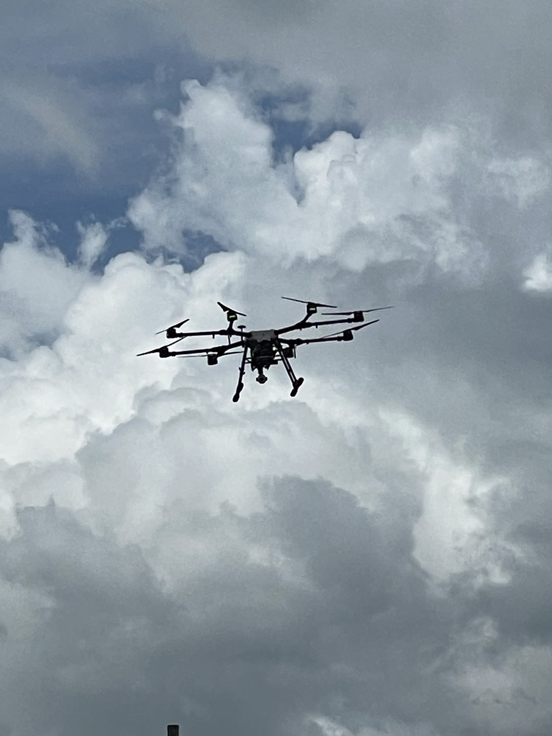 送電設備点検に使用されるドローン 空撮により鉄塔上部や碍子周辺を確認