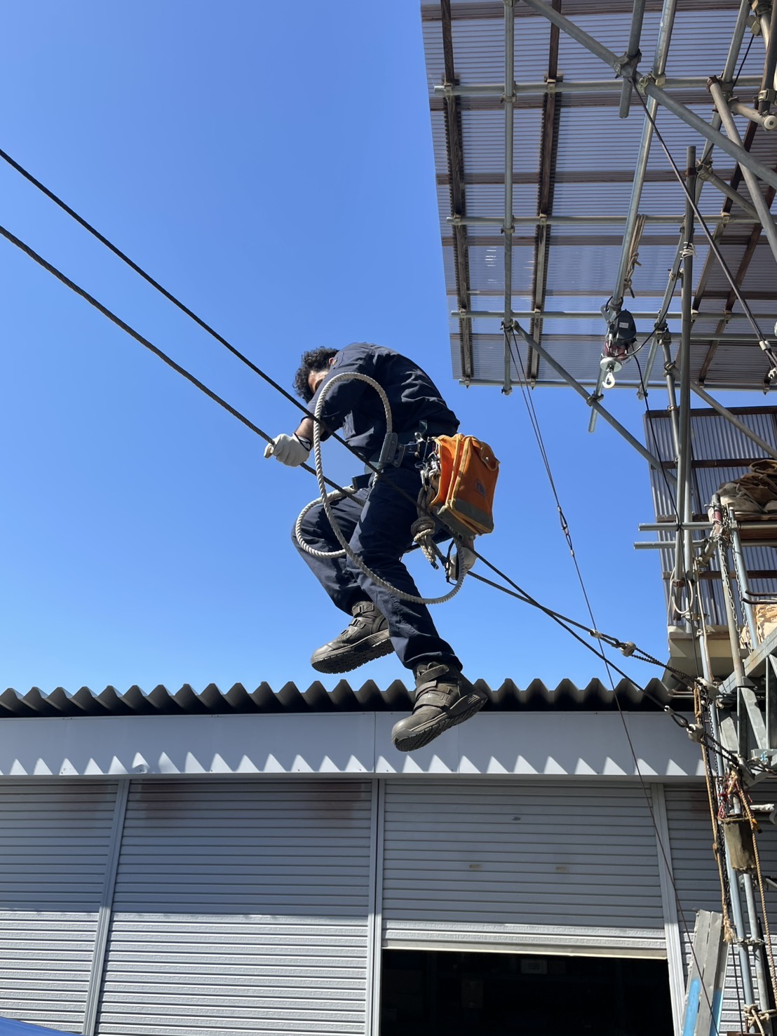 送電線上で作業する電気工事士 高所作業 張力と揺れを考慮した施工